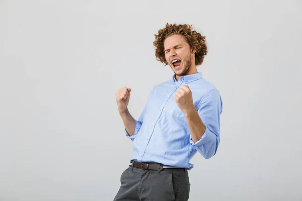 Portret Van Een Enthousiast Jonge Man Dragen Shirt Staande Geïsoleerd — Stockfoto