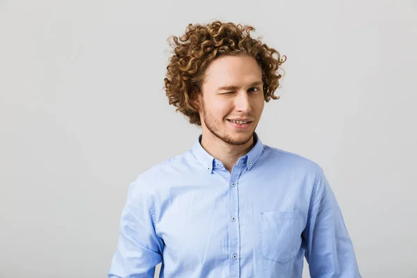 Retrato Joven Feliz Con Camisa Pie Aislado Sobre Fondo Gris — Foto de Stock