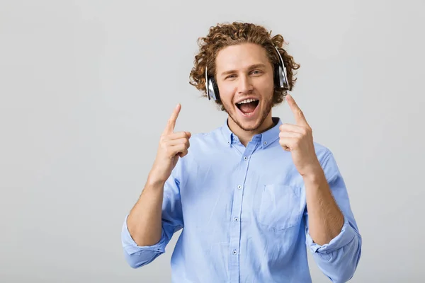 Retrato Jovem Encantado Vestindo Camisa Isolado Sobre Fundo Cinza Ouvindo — Fotografia de Stock