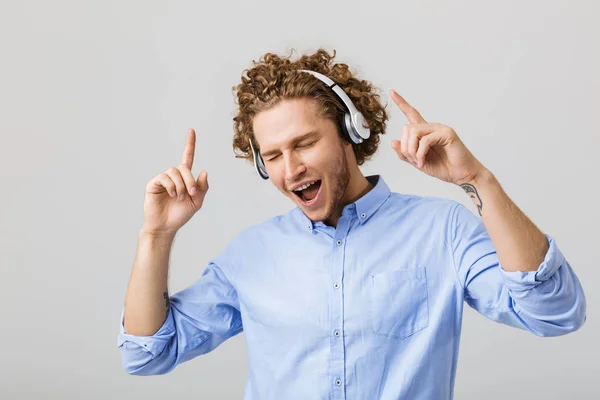 헤드폰으로 음악을 머리와 남자의 초상화 — 스톡 사진