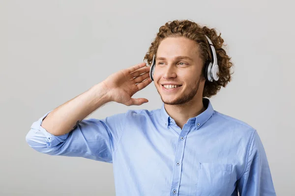 Retrato Joven Sonriente Con Pelo Rizado Aislado Sobre Fondo Blanco —  Fotos de Stock