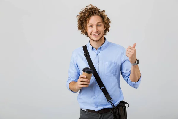 Lächelnder Junger Geschäftsmann Der Isoliert Vor Weißem Hintergrund Steht Kaffeebecher — Stockfoto