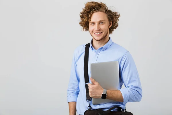 Sorrindo Jovem Empresário Isolado Sobre Fundo Branco Levando Saco Laptop — Fotografia de Stock