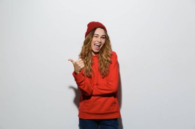 Çok güzel kadın gülüyor ve beyaz arka plan üzerinde izole kamera el hareketi temel giyim görüntü