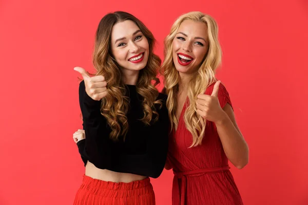 Imagem Jovens Amigos Felizes Mulheres Isolado Sobre Fundo Vermelho Mostrando — Fotografia de Stock