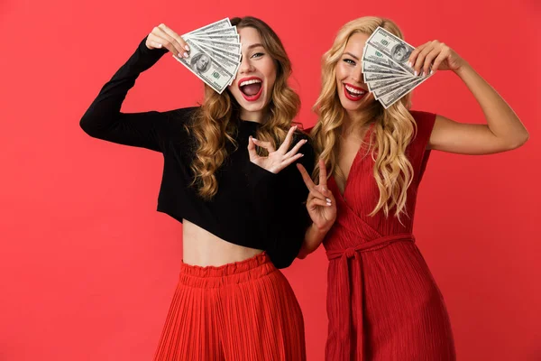 Imagem Emocional Animado Jovens Amigos Mulheres Isolado Sobre Fundo Vermelho — Fotografia de Stock