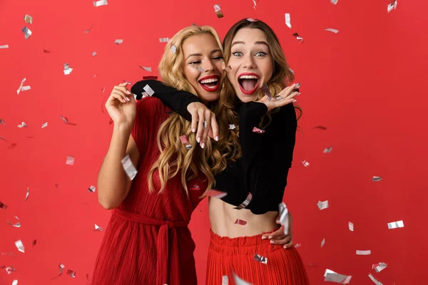 Imagem Jovens Amigos Felizes Emocionais Mulheres Isolado Sobre Fundo Vermelho — Fotografia de Stock