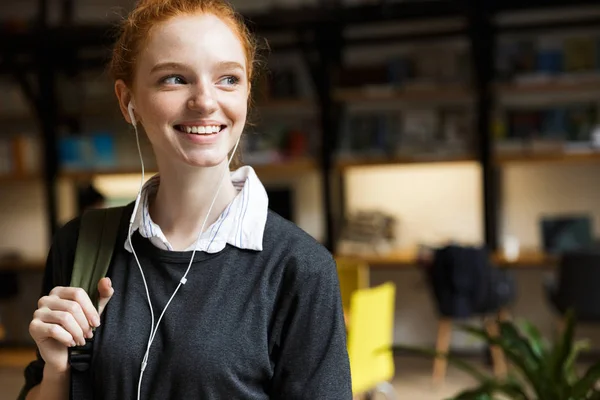 Sonriente Jovencita Adolescente Auriculares Con Mochila Biblioteca —  Fotos de Stock