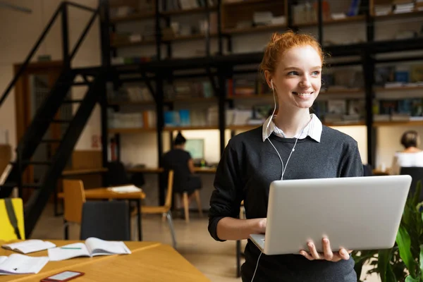 Schöne Rothaarige Teenager Mädchen Kopfhörern Mit Laptop Computer Der Bibliothek — Stockfoto