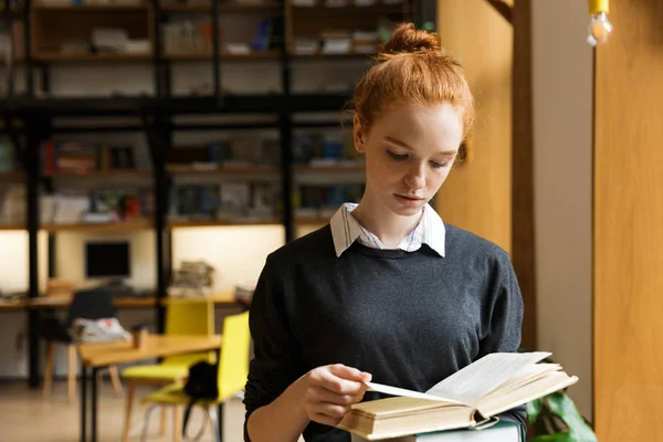 Schöne Rothaarige Teenager Mädchen Tragen Bücher Der Bibliothek Lesen — Stockfoto