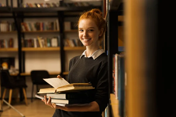 Усміхнена Руда Дівчина Підліток Носить Книжки Бібліотеці — стокове фото