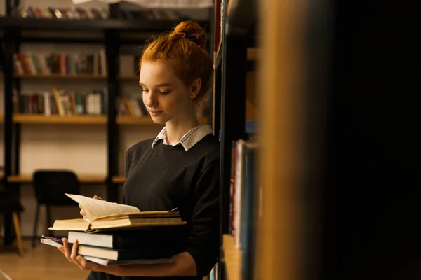 Schöne Rothaarige Teenager Mädchen Tragen Bücher Der Bibliothek Lesen — Stockfoto