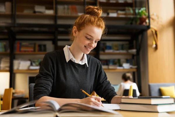 Szczęśliwy Czerwony Haired Nastoletnie Dziewczyny Studia Przy Stole Bibliotece — Zdjęcie stockowe