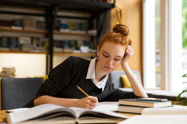 Obrazu Inteligentne Nastolatkę Studia Siedząc Przy Biurku Bibliotece Kolegium Tłem — Zdjęcie stockowe