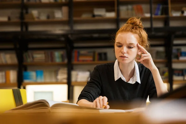 Chica Adolescente Pelirroja Pensativa Estudiando Mesa Biblioteca —  Fotos de Stock