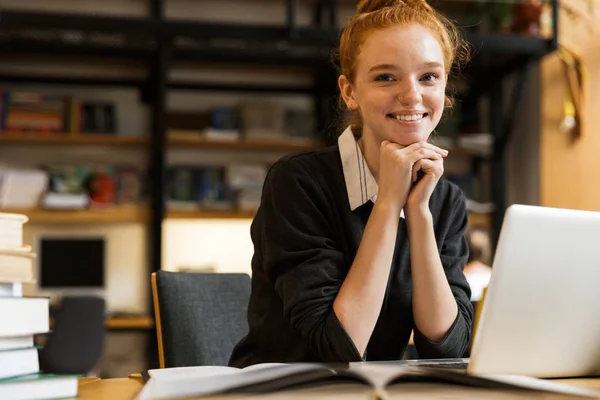 Leende Röda Haired Tonårsflicka Som Använder Bärbar Dator Biblioteket — Stockfoto