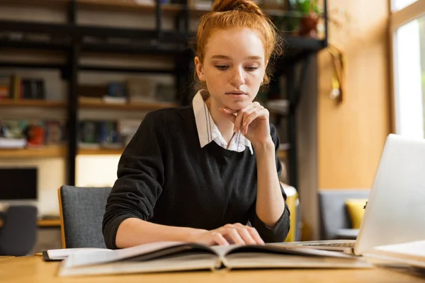 Czerwony Haired Nastoletnie Dziewczyny Pomocą Komputera Przenośnego Bibliotece Studia — Zdjęcie stockowe