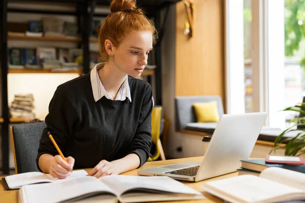 Bella Ragazza Dai Capelli Rossi Adolescente Che Utilizza Computer Portatile — Foto Stock