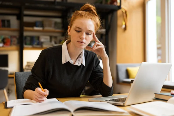 Imagem Menina Inteligente Estudando Enquanto Sentado Mesa Biblioteca Faculdade Com — Fotografia de Stock