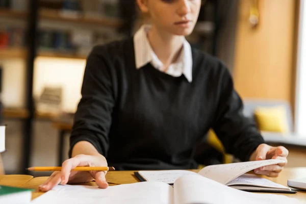 Zbliżenie Skoncentrowane Nastoletnie Dziewczyny Studia Przy Stole Bibliotece Pisanie Podręczniku — Zdjęcie stockowe