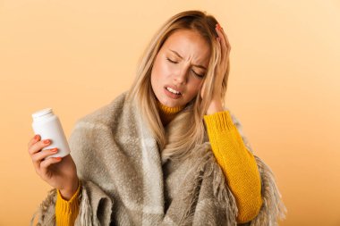 Hapları tutan sarı duvar arka plan üzerinde izole ekose memnun hasta kadın fotoğrafı.