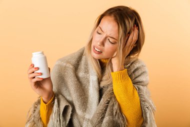 Hapları tutan sarı duvar arka plan üzerinde izole ekose memnun hasta kadın fotoğrafı.