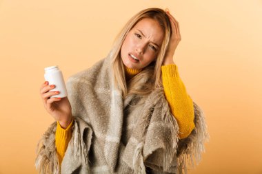 Hapları tutan sarı duvar arka plan üzerinde izole ekose memnun hasta kadın fotoğrafı.