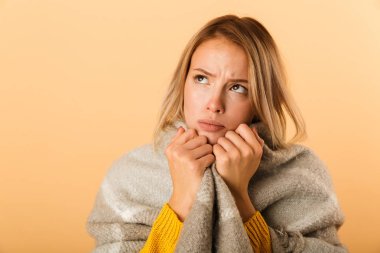 Sarı duvar arka plan üzerinde izole ekose hasta kadın fotoğrafı.