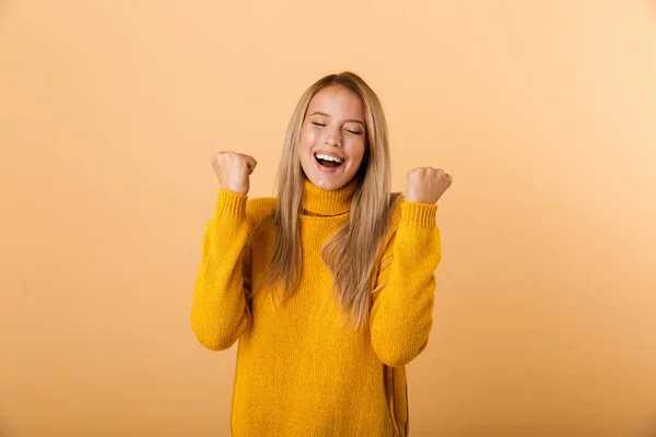 Portrait Cheerful Young Woman Dressed Sweater Standing Isolated Yellow Background — Stock Photo, Image