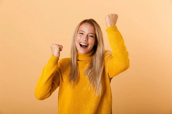 Retrato Una Joven Alegre Vestida Con Suéter Aislada Sobre Fondo — Foto de Stock