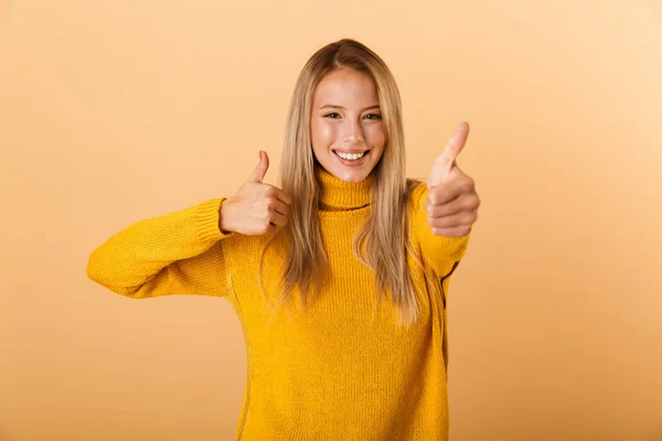 노란색 엄지손가락을 스웨터 여자의 초상화 — 스톡 사진