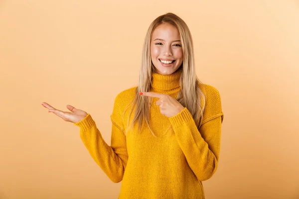 Portret Uśmiechający Się Młoda Kobieta Ubrana Sweter Stojąc Białym Tle — Zdjęcie stockowe