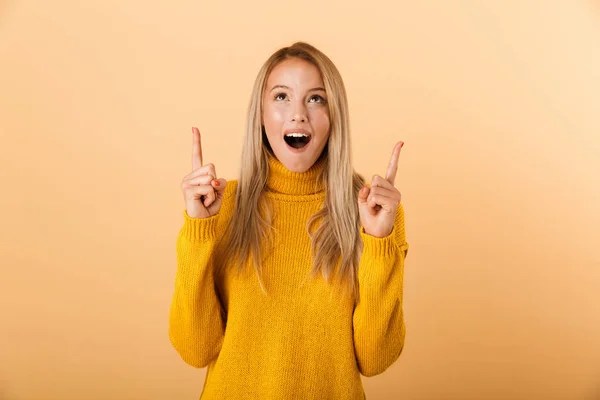 Ritratto Una Giovane Donna Gioiosa Vestita Maglione Isolata Sfondo Giallo — Foto Stock