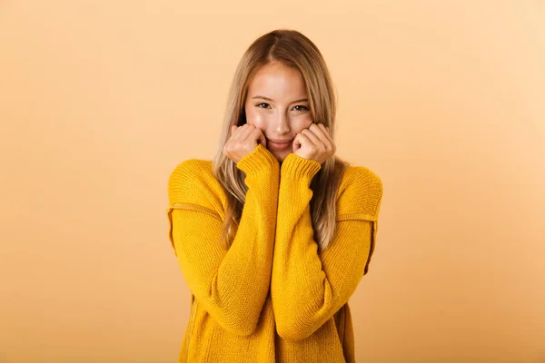 Çok Güzel Bir Genç Kadının Portresi Yüzüne Elele Sarı Zemin — Stok fotoğraf