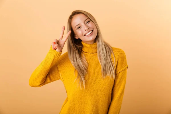 Ritratto Una Bella Giovane Donna Vestita Maglione Isolata Sfondo Giallo — Foto Stock