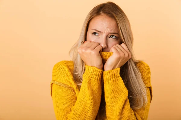 Retrato Uma Jovem Mulher Assustada Vestida Suéter Isolado Sobre Fundo — Fotografia de Stock