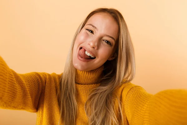 Retrato Uma Jovem Engraçada Vestida Com Suéter Isolado Sobre Fundo — Fotografia de Stock