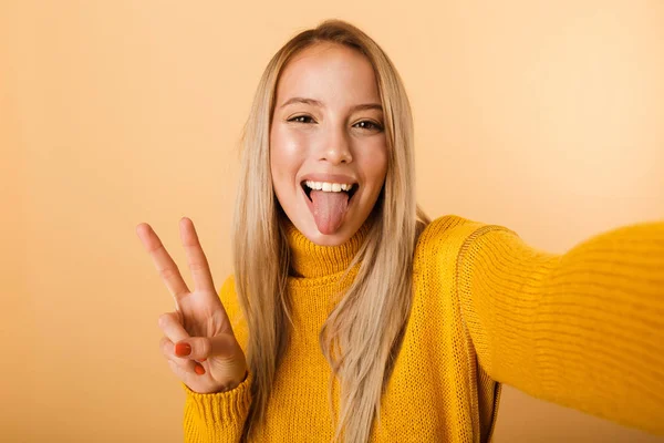 Retrato Una Joven Feliz Vestida Con Suéter Pie Aislada Sobre — Foto de Stock