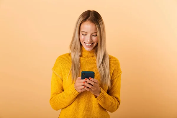 Portret Van Een Gelukkige Jonge Vrouw Gekleed Trui Permanent Geïsoleerd — Stockfoto