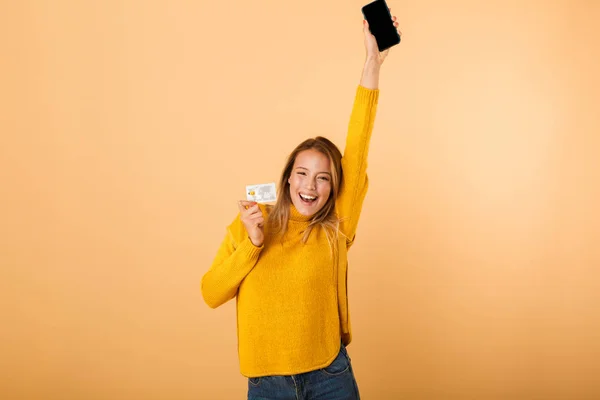 Porträt Einer Lächelnden Jungen Frau Pullover Die Isoliert Vor Gelbem — Stockfoto