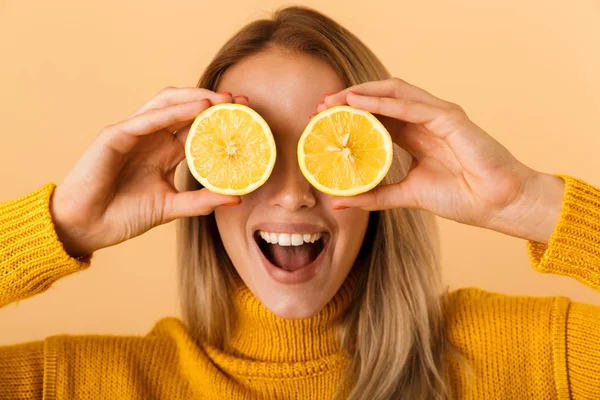 Photo Une Belle Femme Couvrant Les Yeux Avec Des Citrons — Photo