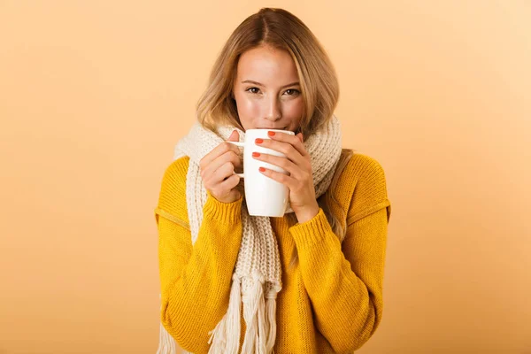 Foto Una Linda Mujer Bonita Sosteniendo Taza Con Bufanda Posando —  Fotos de Stock