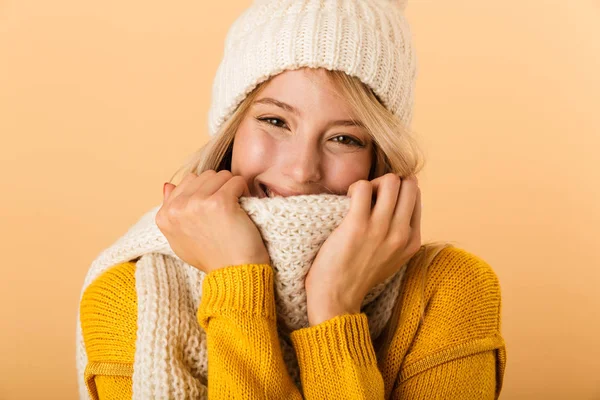 Foto Einer Glücklichen Netten Frau Mit Schal Und Hut Posiert — Stockfoto