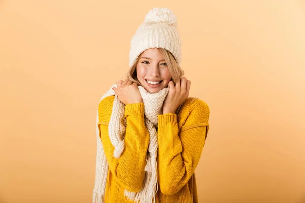 Foto Una Mujer Linda Feliz Con Bufanda Sombrero Posando Aislado — Foto de Stock