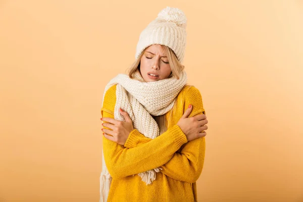 Foto Nespokojen Zmrzlé Ženy Nosit Šátek Klobouk Představuje Samostatný Žlutý — Stock fotografie