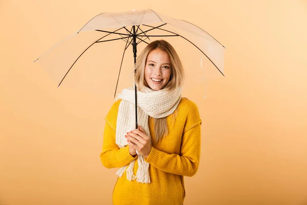 Foto Una Linda Mujer Feliz Con Bufanda Sosteniendo Paraguas Posando — Foto de Stock