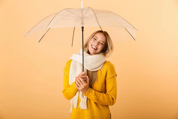 Foto Van Een Schattig Gelukkige Vrouw Dragen Sjaal Holding Paraplu — Stockfoto