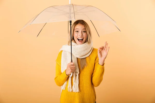 Foto Una Linda Mujer Feliz Con Bufanda Sosteniendo Paraguas Posando —  Fotos de Stock