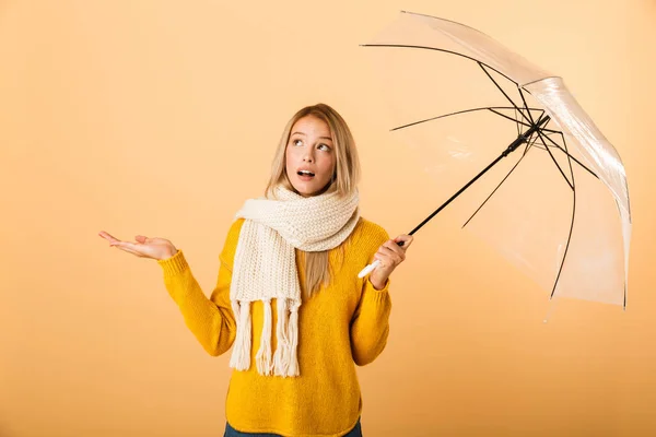 Foto Una Linda Mujer Con Bufanda Sosteniendo Paraguas Posando Aislada — Foto de Stock