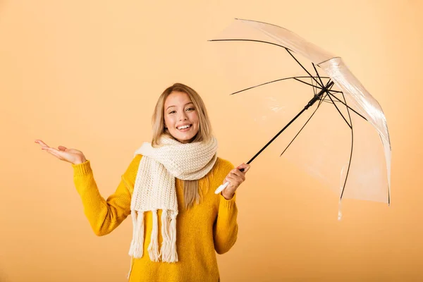 Foto Una Linda Mujer Con Bufanda Sosteniendo Paraguas Posando Aislada — Foto de Stock